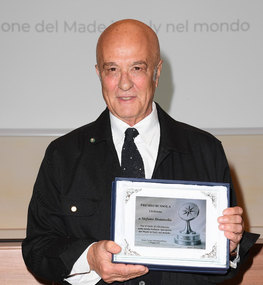 Stefano Dominella con la targa del Premio Bussola